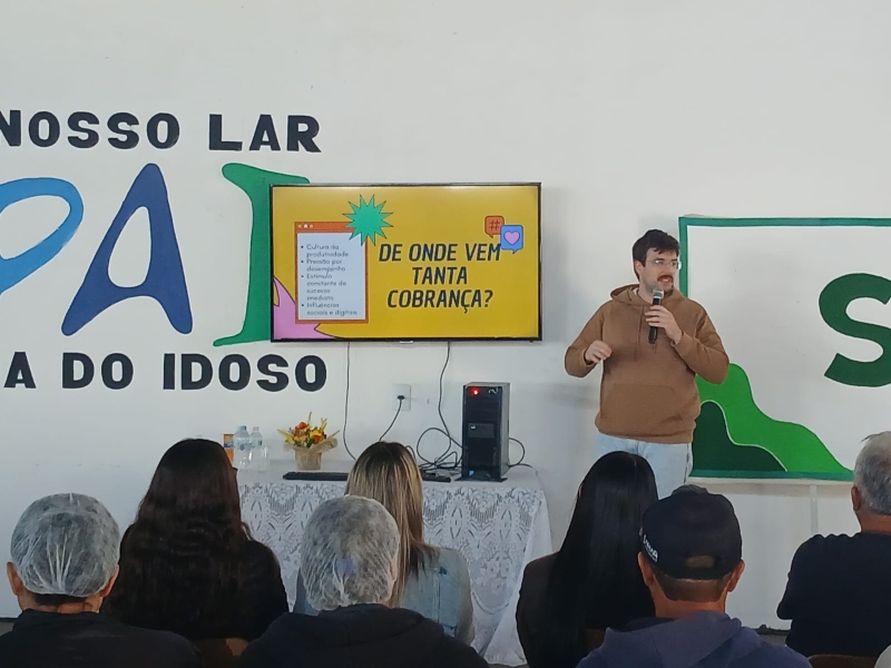 Galeria 4-dia-da-sipat-2025--psicologo-gabriel-morelato-aborda-o-tema-vivendo-em